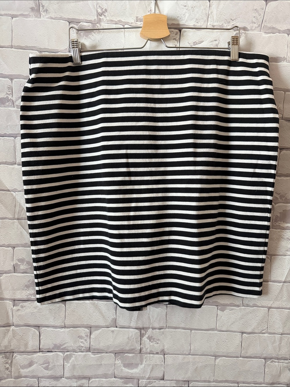 Old Navy Black and White Striped Pencil Skirt
